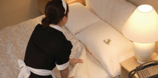 Nhân viên dọn phòng khách sạn