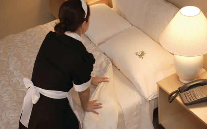 Nhân viên dọn phòng khách sạn